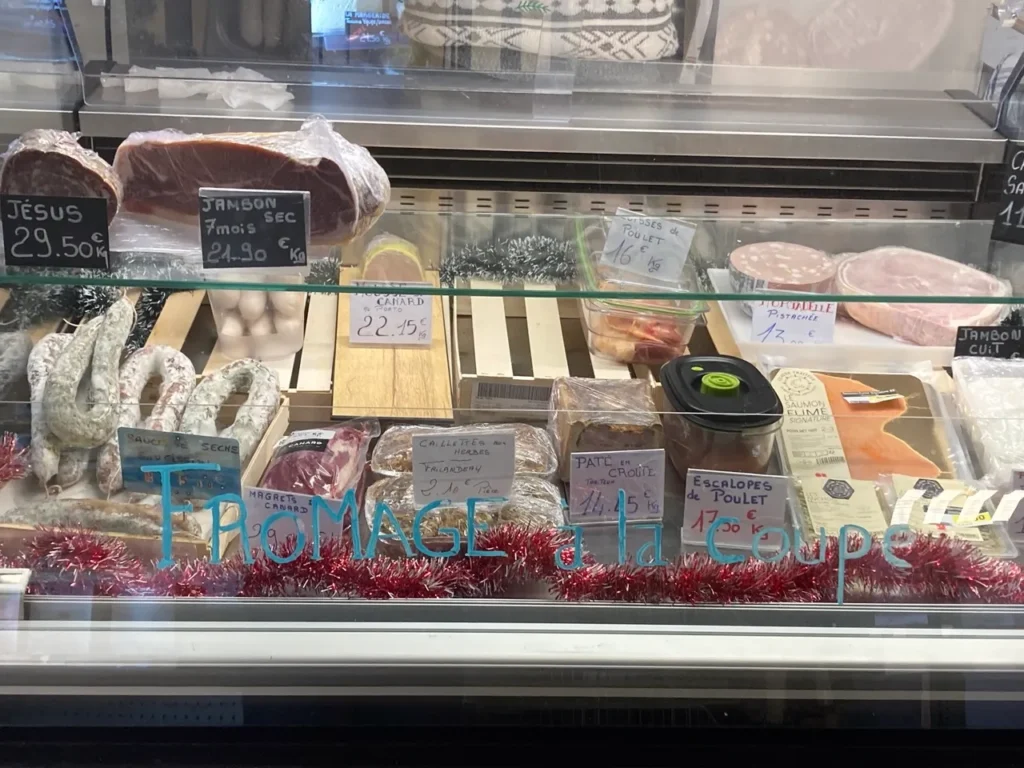 Lo Chuc e lo Muc, Café- Épicerie de Barre des Cévennes, rayon charcuterie, viande