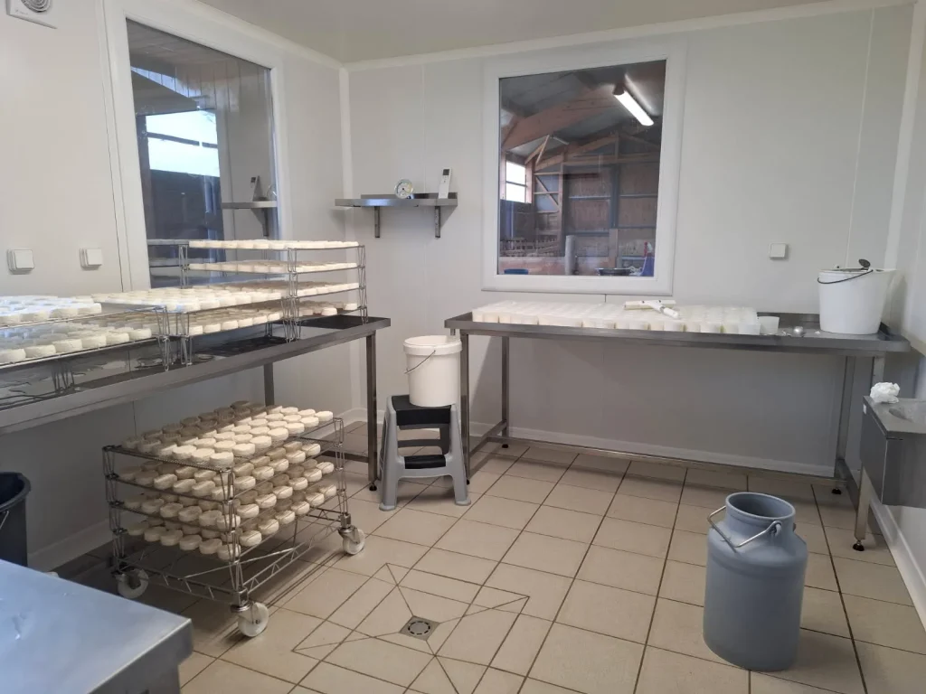 Lo Chuc e lo Muc, Café- Épicerie de Barre des Cévennes, labo de de Géraldine Bender pour les pélardons de Saint Flour du Pompidou