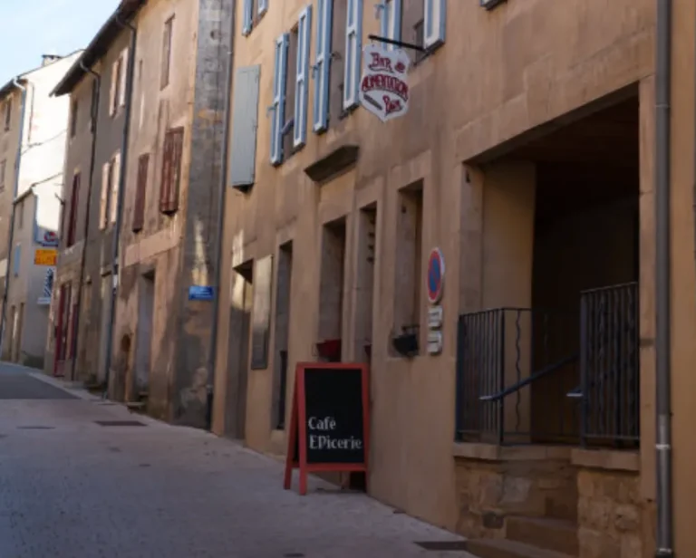 Devanture de l'épicerie Lo Chuc e lo Muc à Barre-des-Cévennes, proche de Florac en Lozère.