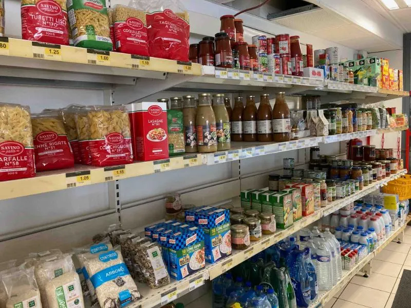Lo Chuc e lo Muc, Café- Épicerie de Barre des Cévennes, rayon produits salés, conserves