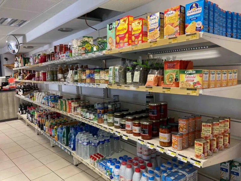 Lo Chuc e lo Muc, Café- Épicerie de Barre des Cévennes, rayon produits salés, conserves