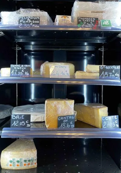 Lo Chuc e lo Muc, Café- Épicerie de Barre des Cévennes, rayon fromages