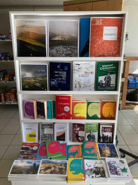 Lo Chuc e lo Muc, Café- Épicerie de Barre des Cévennes, présentoir à livres sur les Cévennes