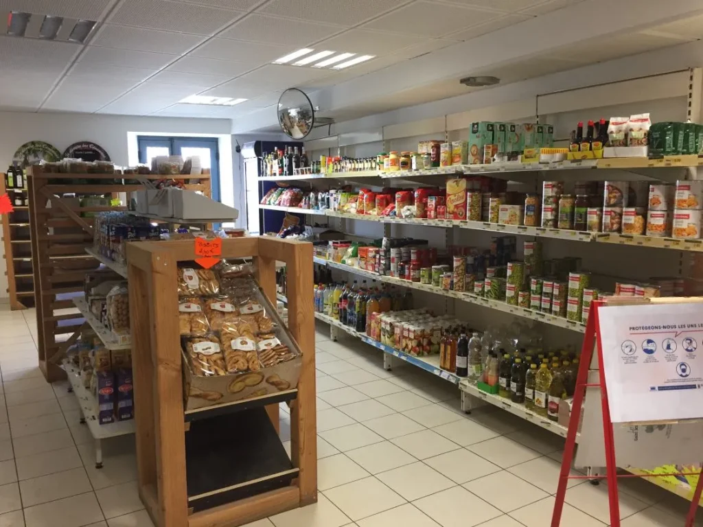 Lo Chuc e lo Muc, La Café-épicerie de Barre des Cévennes à l'époque de Pascal Hevrard, vue du rayon épicerie salée