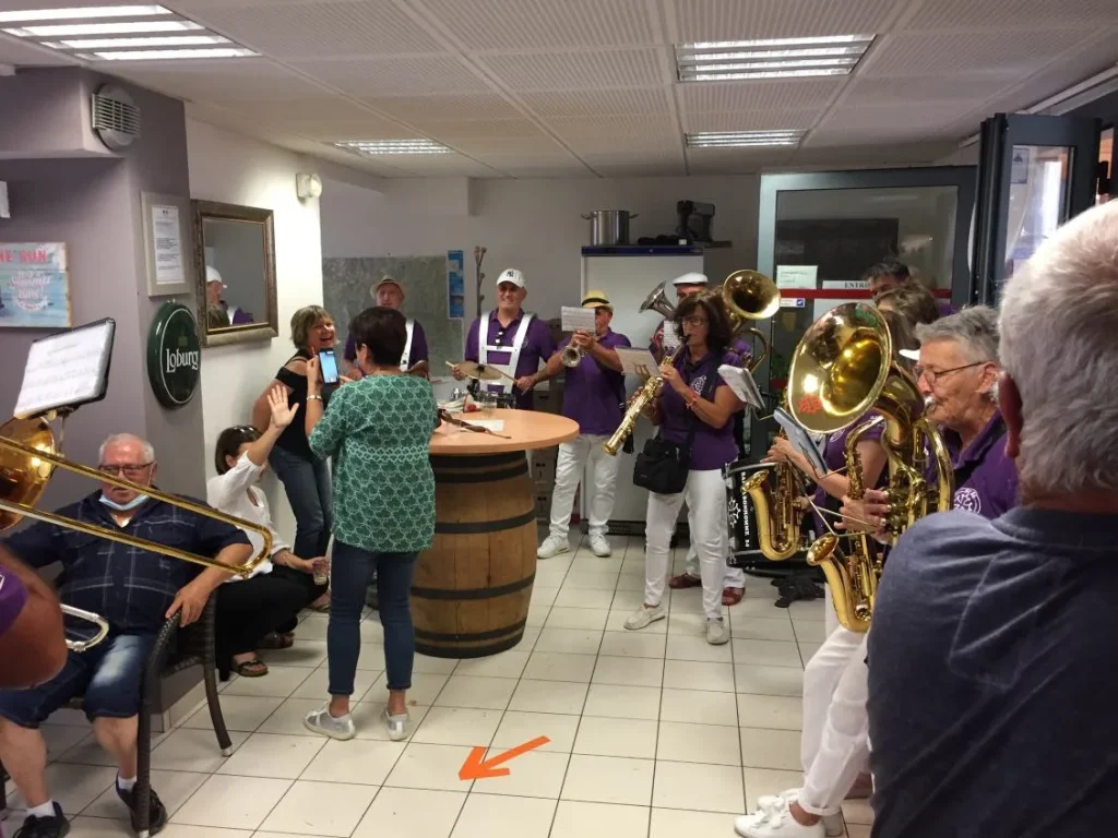 Lo Chuc e lo Muc, La Café-épicerie de Barre des Cévennes à l'époque de Pascal Hevrard, avec la fanfare