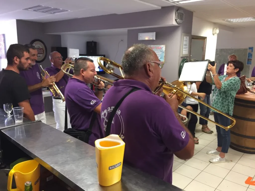 Lo Chuc e lo Muc, La Café-épicerie de Barre des Cévennes à l'époque de Pascal Hevrard, avec la fanfare