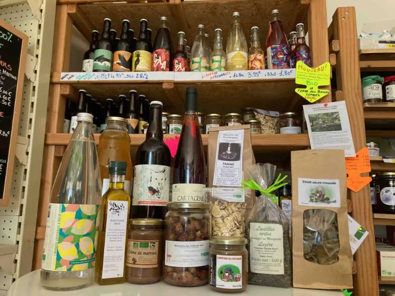 Lo Chuc e lo Muc, Café- Épicerie de Barre des Cévennes, rayons produits locaux